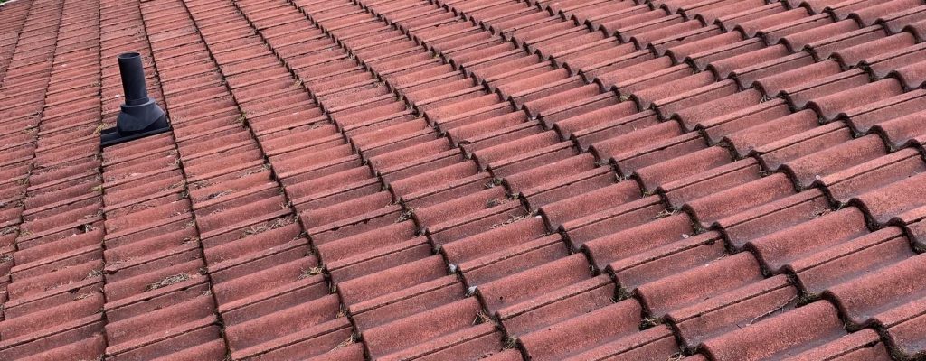 Tiilikaton-pesu-Onnenmaali Tiilikaton pesu tehty vanhalle tiilikatolle. Punainen tiilikatto.